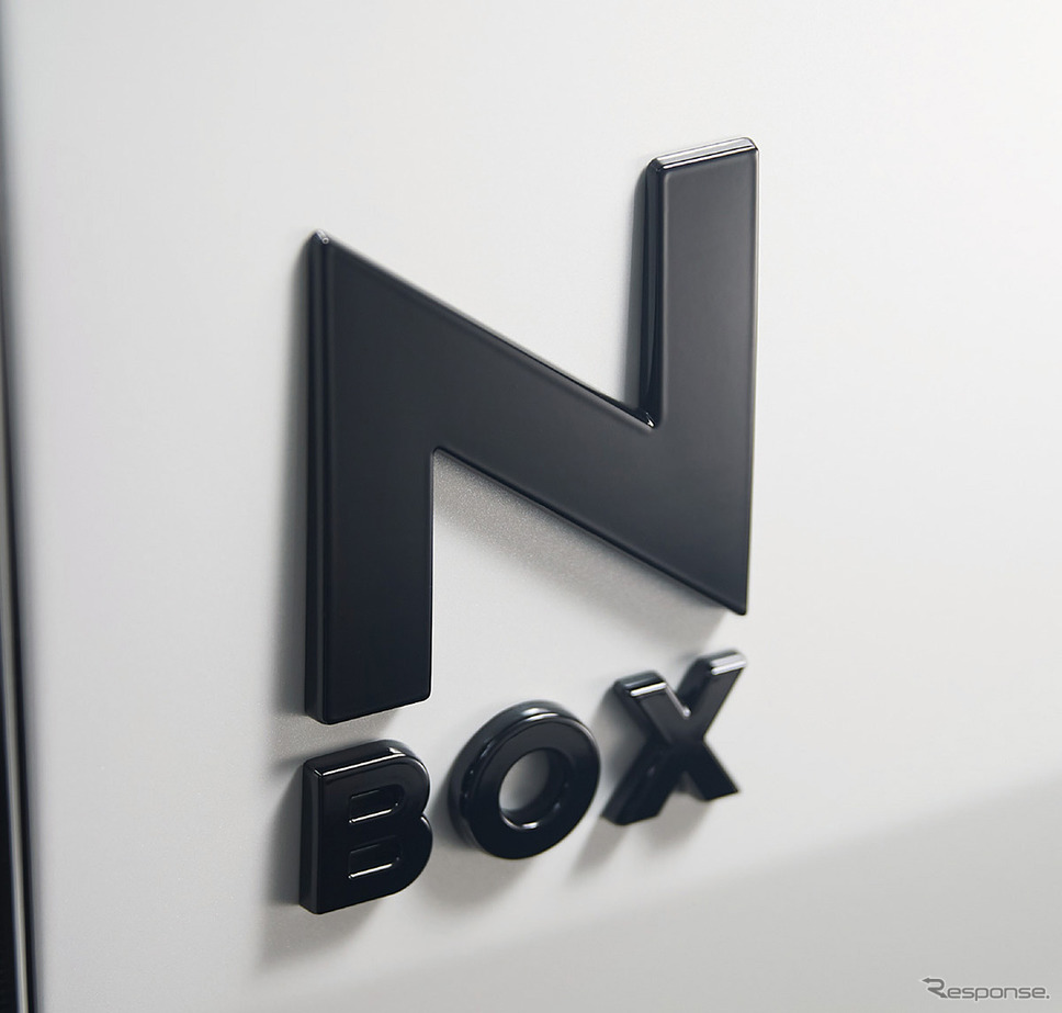 ホンダ N-BOXカスタム STYLE＋ BLACK専用塗装エンブレム（ホンダ N-BOX）《写真提供 本田技研工業》