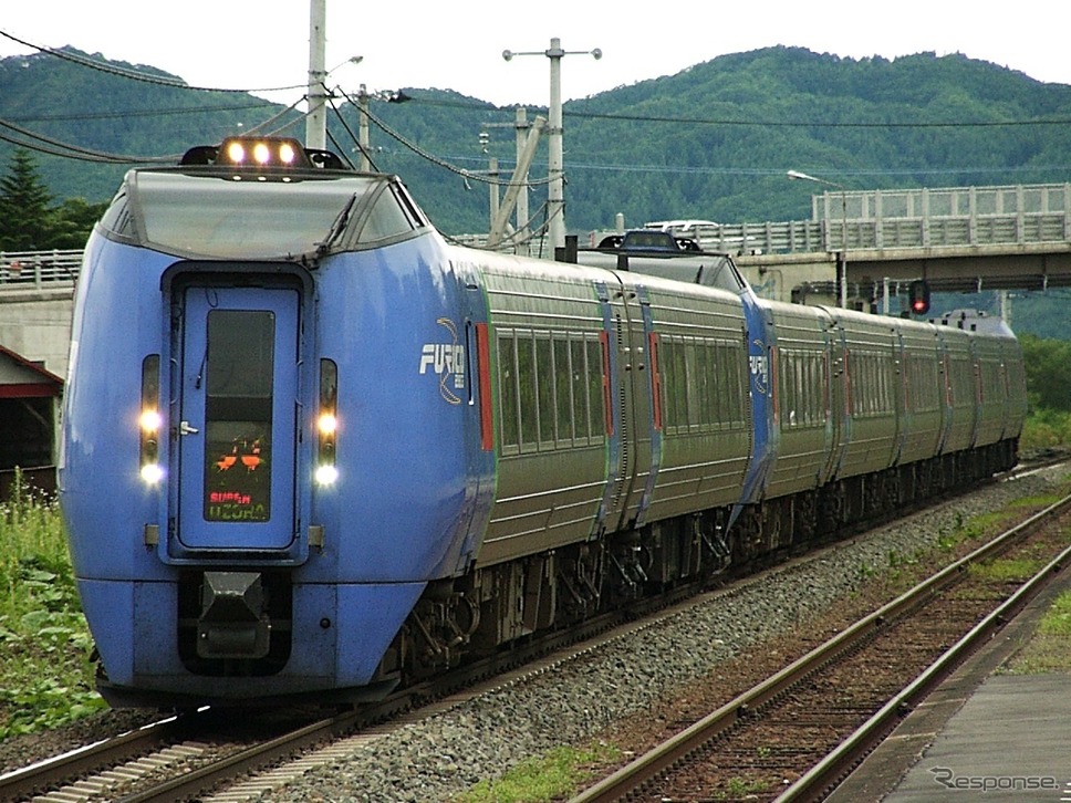 『おおぞら』全列車が『スーパーおおぞら』化してまもない頃のキハ283系。当時は基本編成が6両で、多客時に2両を増結するパターンが定番だった。2001年7月20日。《写真撮影 佐藤正樹》