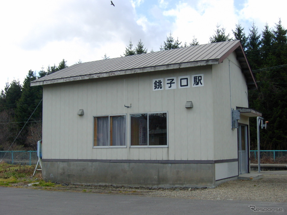 流山温泉駅の森方隣駅、銚子口駅も廃止される。同駅は1945年6月に開業した。2001年11月15日。《写真撮影 佐藤正樹》