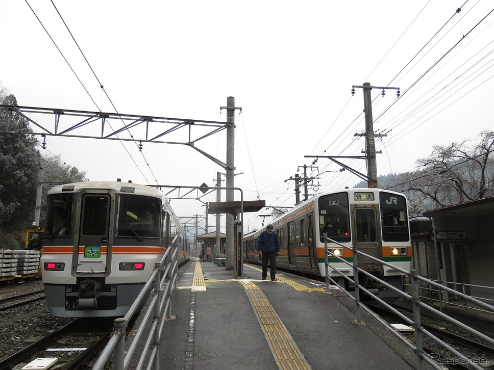 飯田線の普通列車（右）と並ぶ特急『（ワイドビュー）伊那路』（左）。《写真撮影 草町義和》