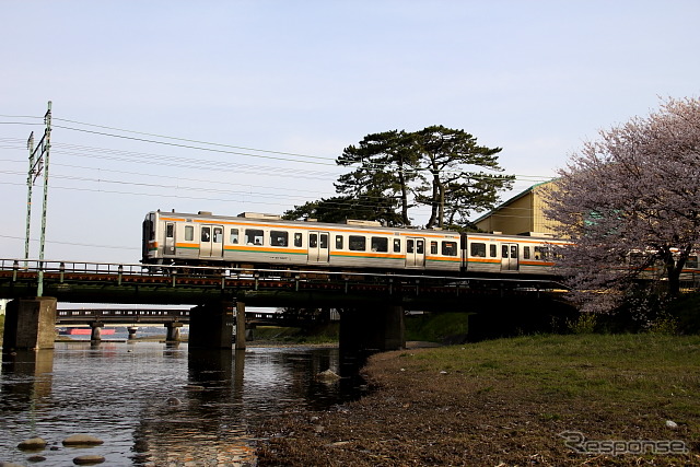 東海道本線を走るJR東海の211系。わずか8両の国鉄承継車だが、2022年3月中に引退する。《写真撮影 大野雅人（GazinAirlines）》