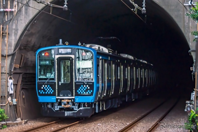 回送中の相模線用E131系500番台。2022年3月のダイヤ改正では同線の新たな顔となる。《写真提供 写真AC》