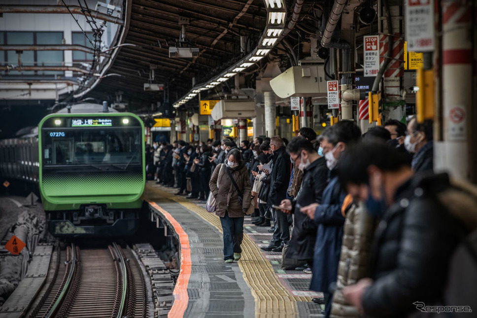 JR東日本の在来線減便は首都圏の通勤時間帯にも及ぶ。写真は山手線。《Photo by Carl Court/Getty Images News/ゲッティイメージズ》