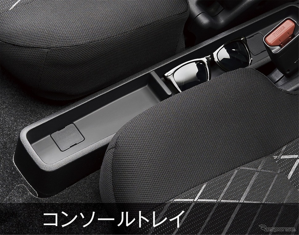 コンソールトレイ《写真提供 ダイハツ工業》