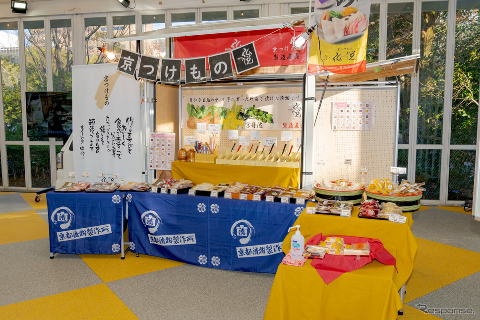 実際にはこのように展開した荷箱にお店の看板やのれんなど、装飾して目立たせれば簡易店舗がすぐにオープンできる。《写真撮影 関口敬文》