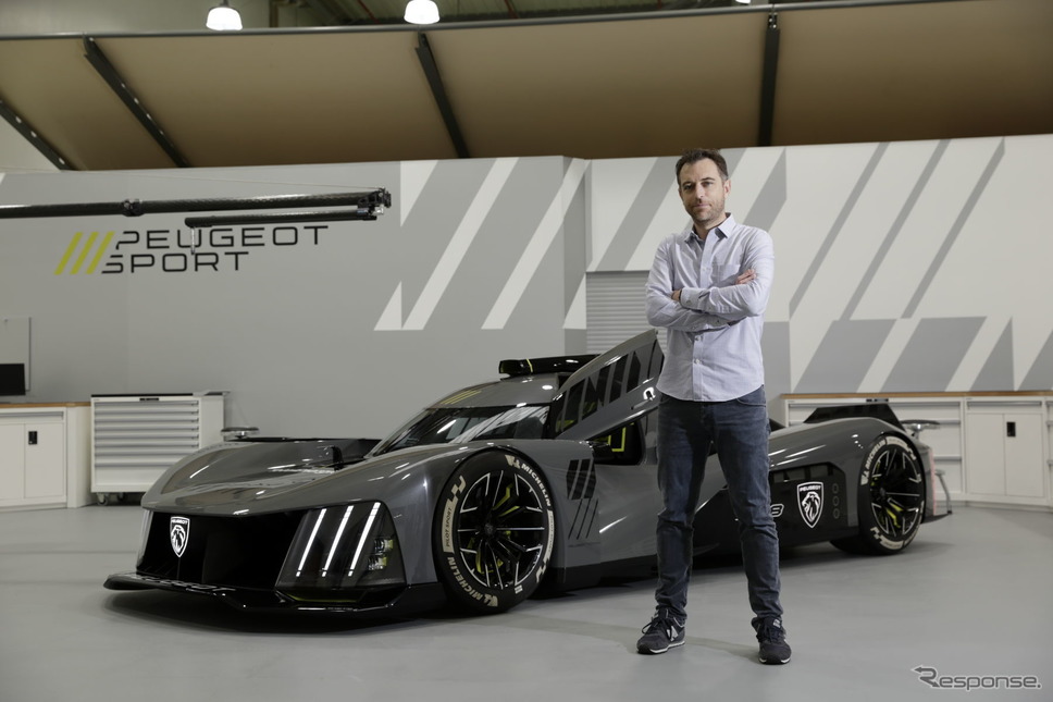 プジョー9X8の前で、WECプログラムのテクニカル・ディレクター、オリヴィエ・ジャンソニー氏。《写真撮影 南陽一浩》