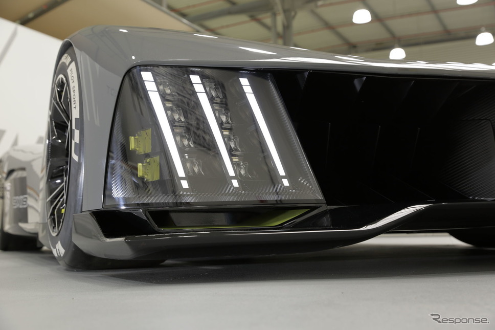 三つ爪状のLEDライトの角度は市販車のヘッドランプやDRLに酷似。《写真撮影 南陽一浩》