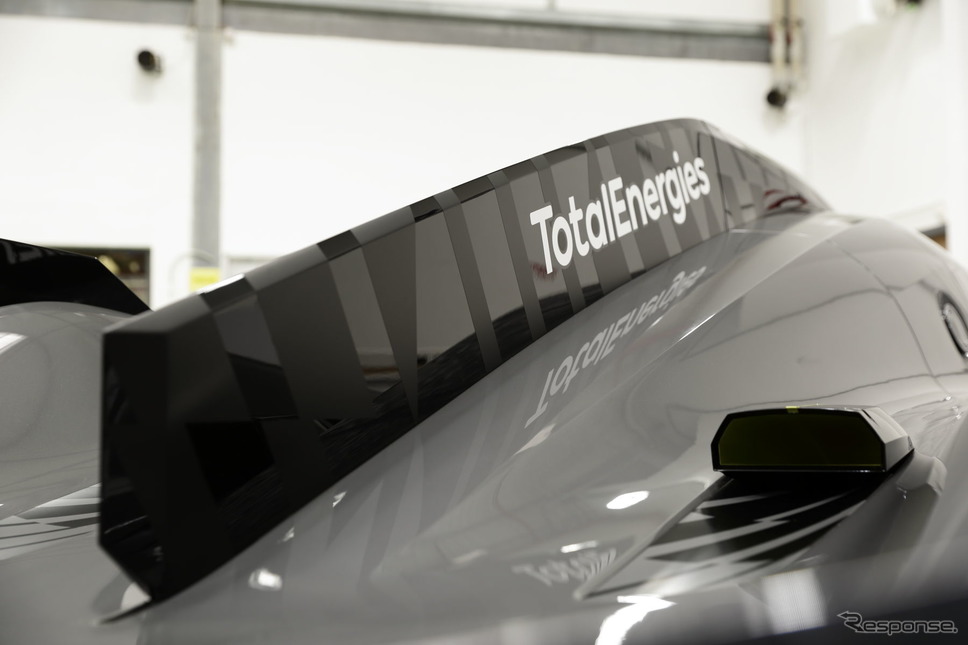 LMP1の時代からおなじみの空力デバイス、センターフィンは通常はリアウイングに連なる水平形状だが、9X8はリアにかけて下げられている。《写真撮影 南陽一浩》