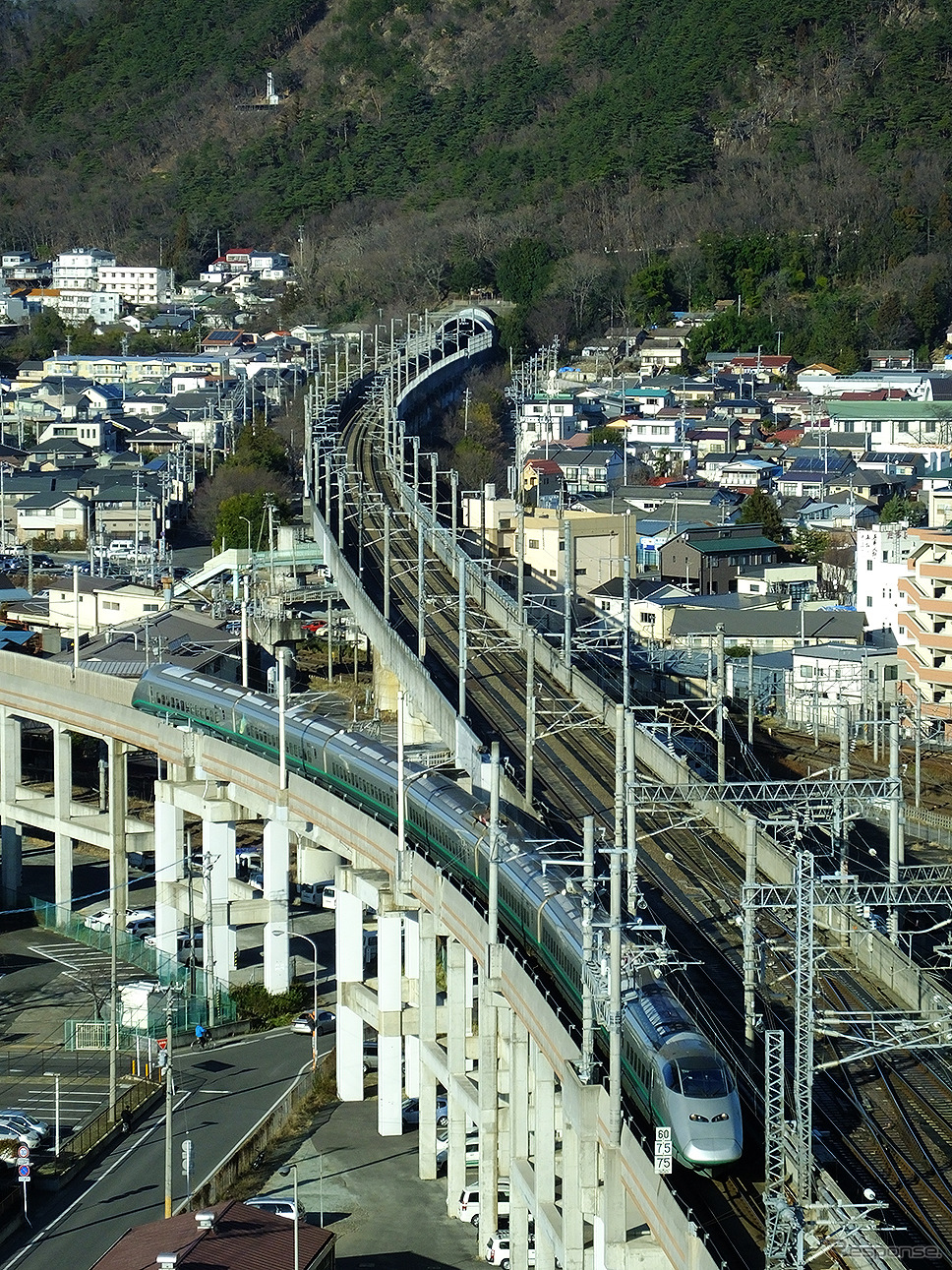 福島アプローチ線を行く旧塗色時代の山形新幹線E3系。《写真撮影 大野雅人(Gazin Airlines)》