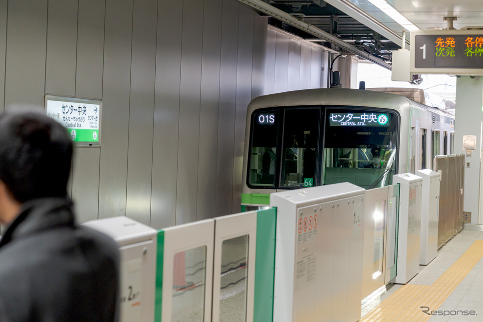報道陣の居るセンター中央駅に向かって進入してきた列車。ホームには事件を知らない客が電車を待っている。《写真撮影 関口敬文》