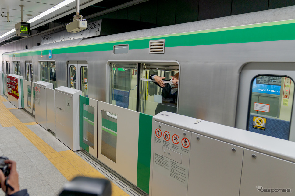 車内ではパニックが起こり、窓を開けて助けを求める乗客もいた。《写真撮影 関口敬文》