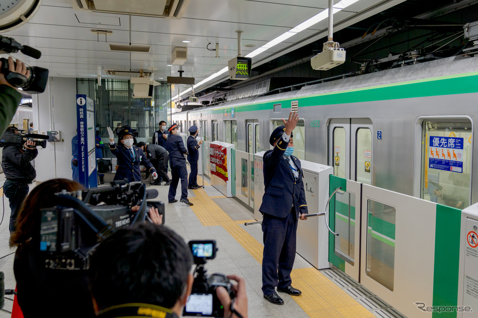 駅員は乗客に対し、誘導場所や避難指示などを大声で知らせていた。《写真撮影 関口敬文》