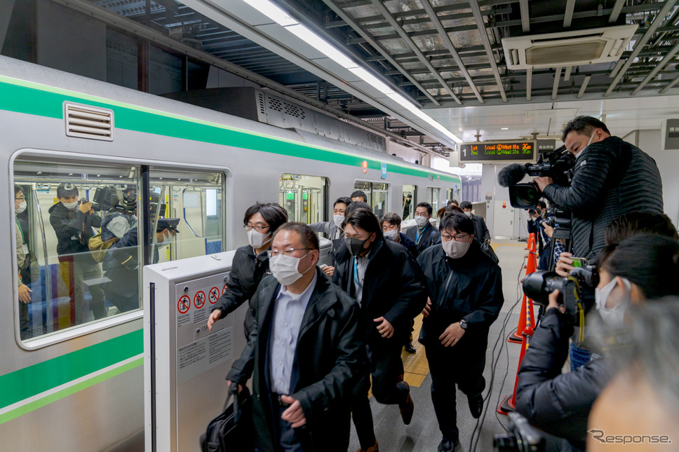 乗客がスムーズに待避できるように、駅員は避難場所の指示を叫んでいた。《写真撮影 関口敬文》