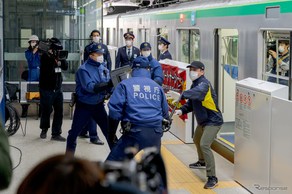 不審者と警察が対峙。《写真撮影 関口敬文》