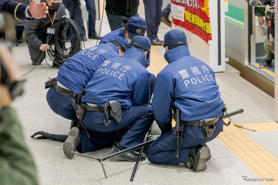 4人がかりで不審者を確保。《写真撮影 関口敬文》