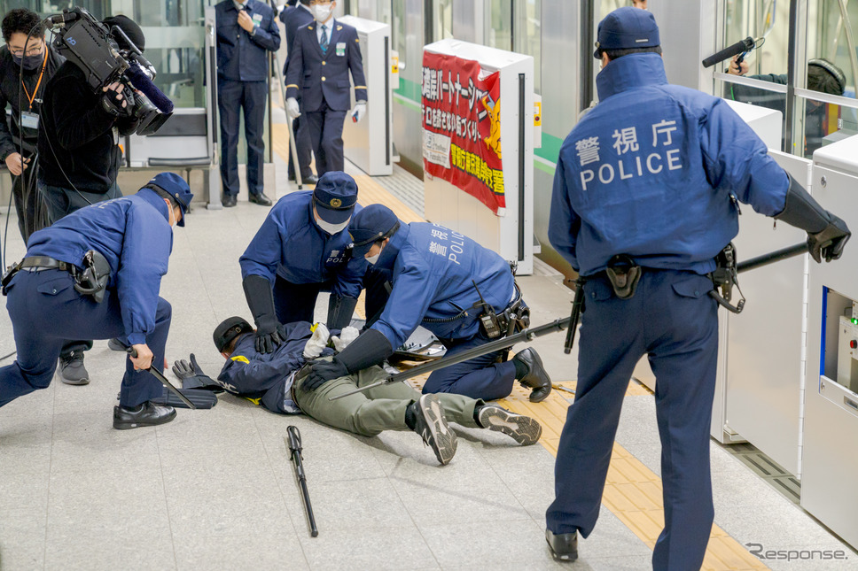 確保された不審者にはすぐ手錠が掛けられる。《写真撮影 関口敬文》