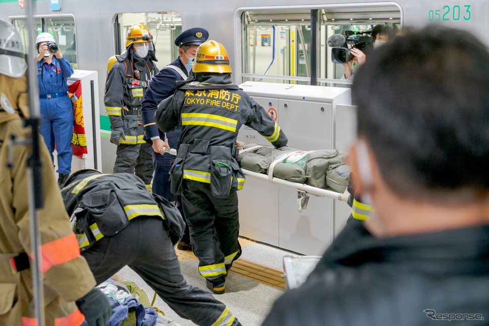 車両内のけが人を消防隊が救出。《写真撮影 関口敬文》