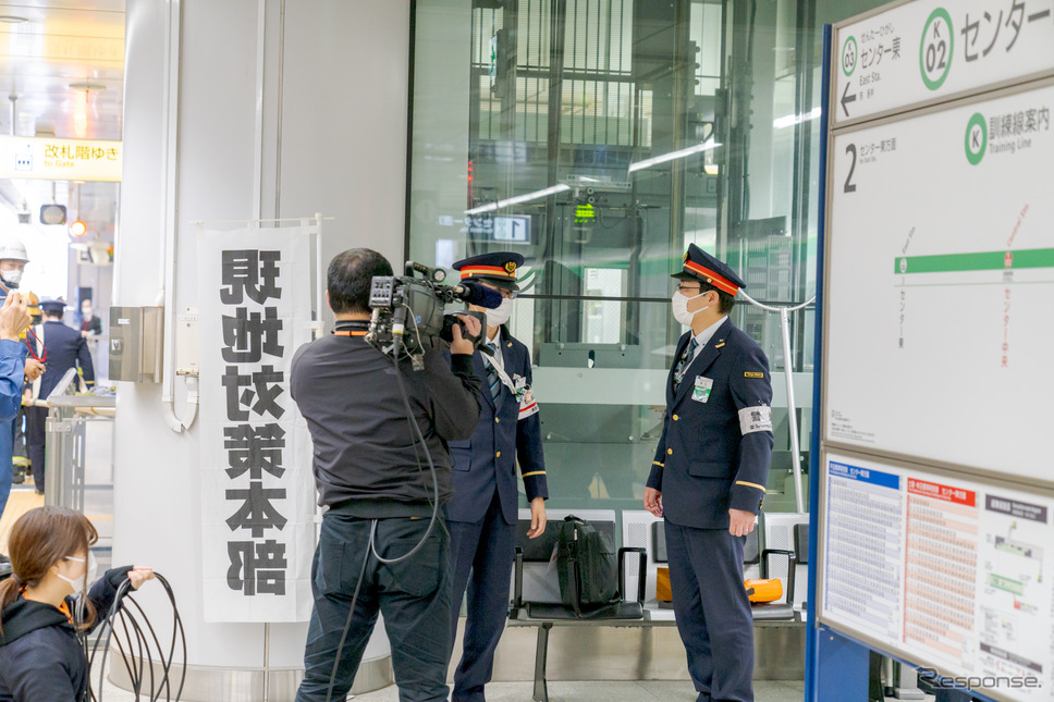 ホーム内に設置された現地対策本部には、逐一状況が報告される。《写真撮影 関口敬文》