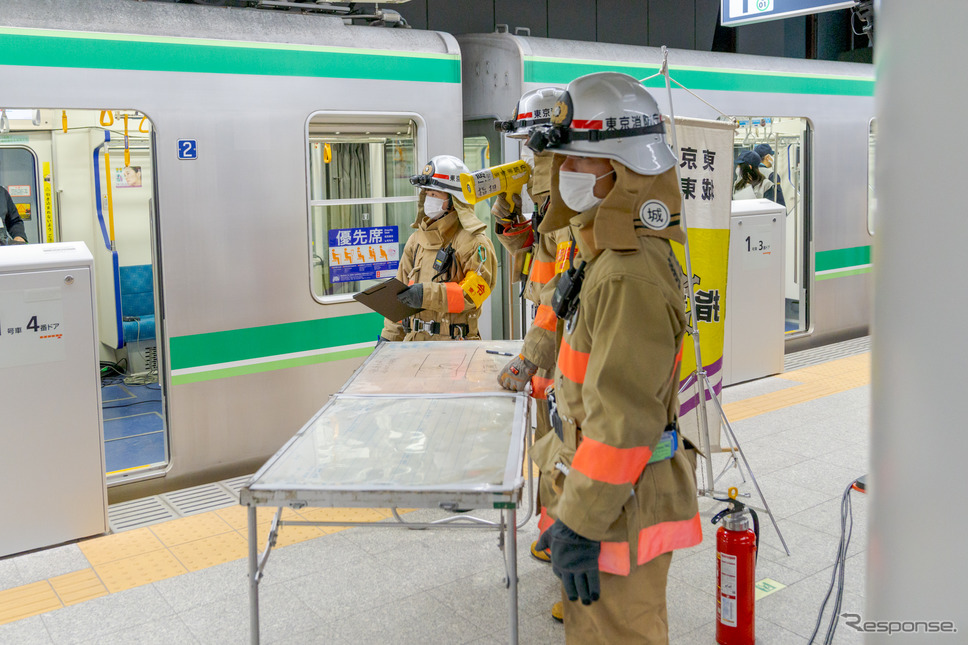 消防隊の指揮本部からは拡声器で指示が出される。《写真撮影 関口敬文》
