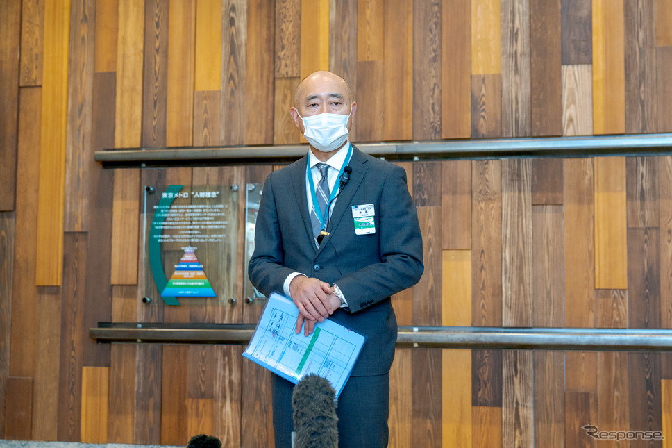 囲み取材では安全・技術部次長 木暮敏昭氏が、質問に答えた。《写真撮影 関口敬文》