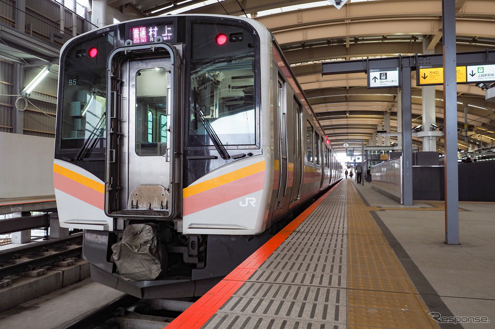 白新線のE129系普通列車。同線では12月25・26日に減便などの影響が出る。2020年1月1日、白新線新潟。《写真撮影 佐藤正樹》