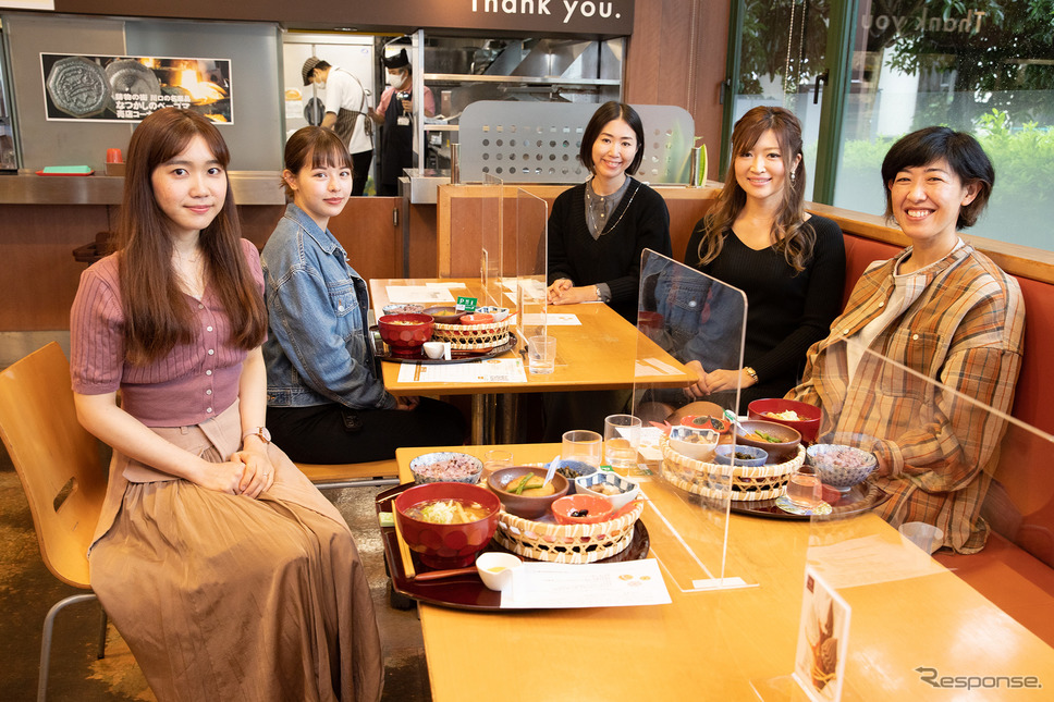 SHIHTOKO大人さまランチの公開前に行われた試食会には、女性カーオーナーが参加して実食し、意見交換が行われました。※写真撮影のためにマスクを外して撮影しています《写真撮影 村上悦子》