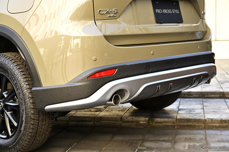 マツダ CX-5 フィールドジャーニーのオプション装着車。バンパーやホイールなど、専用のものが多数用意される《写真撮影 雪岡直樹》