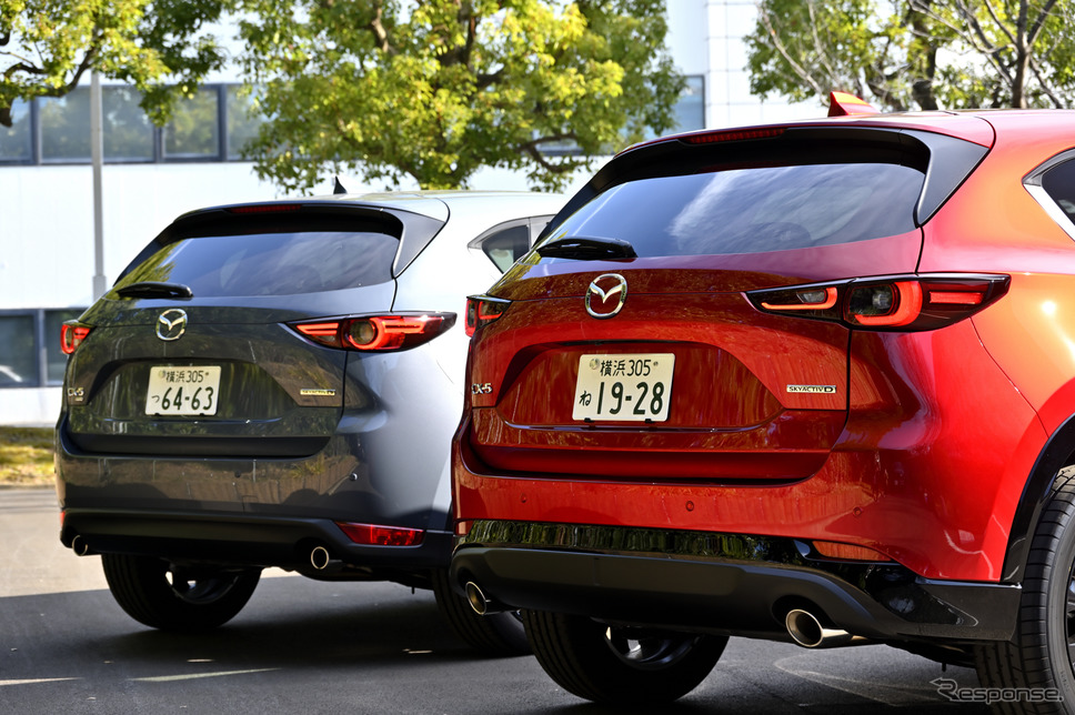 マツダ CX-5 改良新型(右・スポーツアピアランス)と従来モデル(左)《写真撮影 雪岡直樹》
