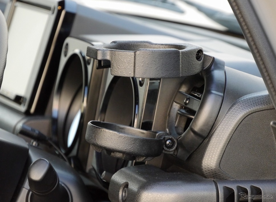 新型ジムニー専用ドリンクホルダー《写真提供 イオインダストリー》