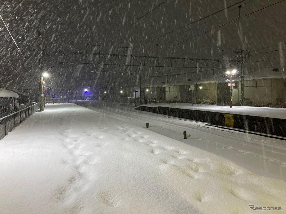12月28日6時頃、東海道本線能登川駅(滋賀県東近江市)の状況。《写真提供 西日本旅客鉄道》