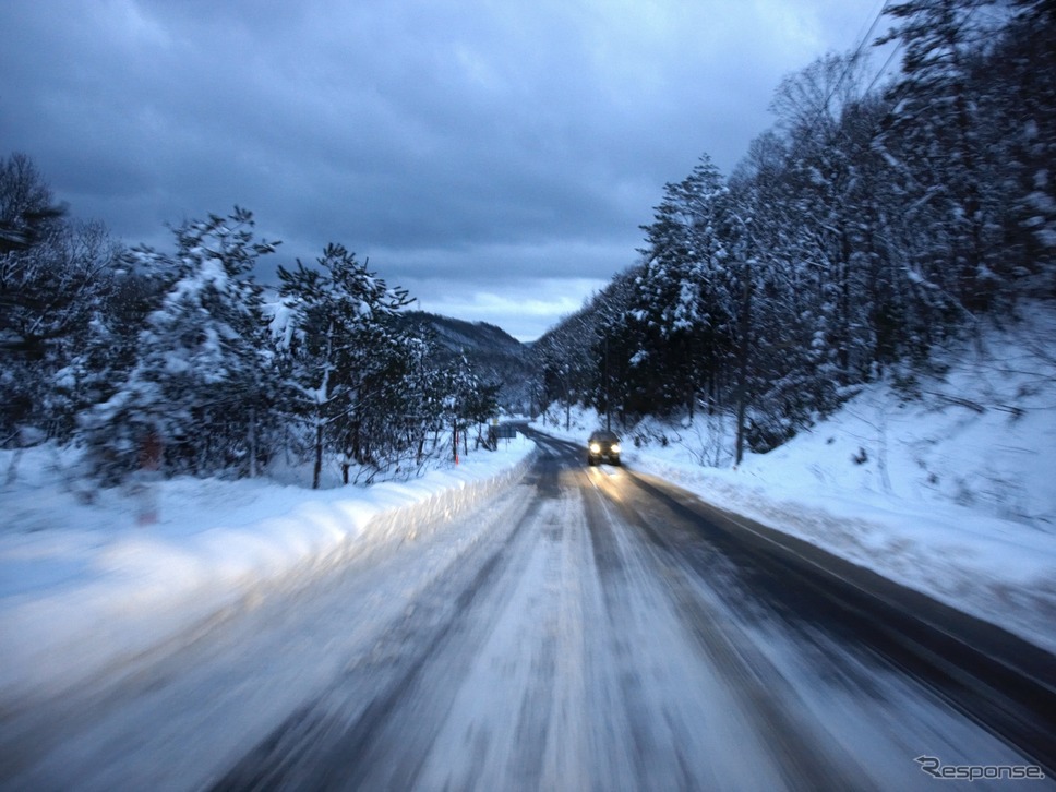 雪道(イメージ)《Photo by Moment/ゲッティイメージズ》