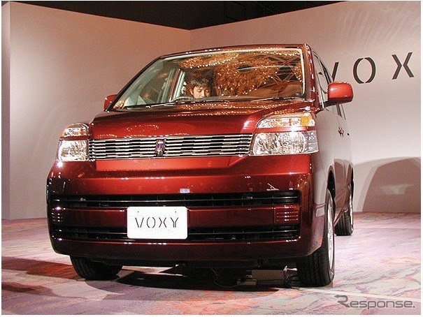 トヨタ・ヴォクシー(2004年マイナーチェンジ)《写真提供 トヨタ自動車》