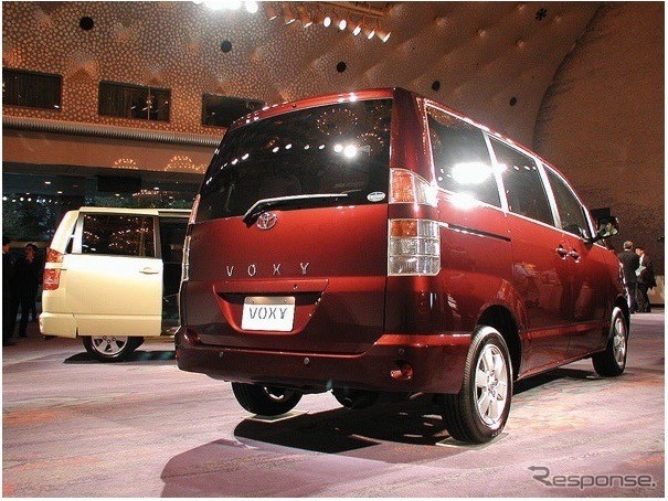 トヨタ・ヴォクシー(2004年マイナーチェンジ)《写真提供 トヨタ自動車》