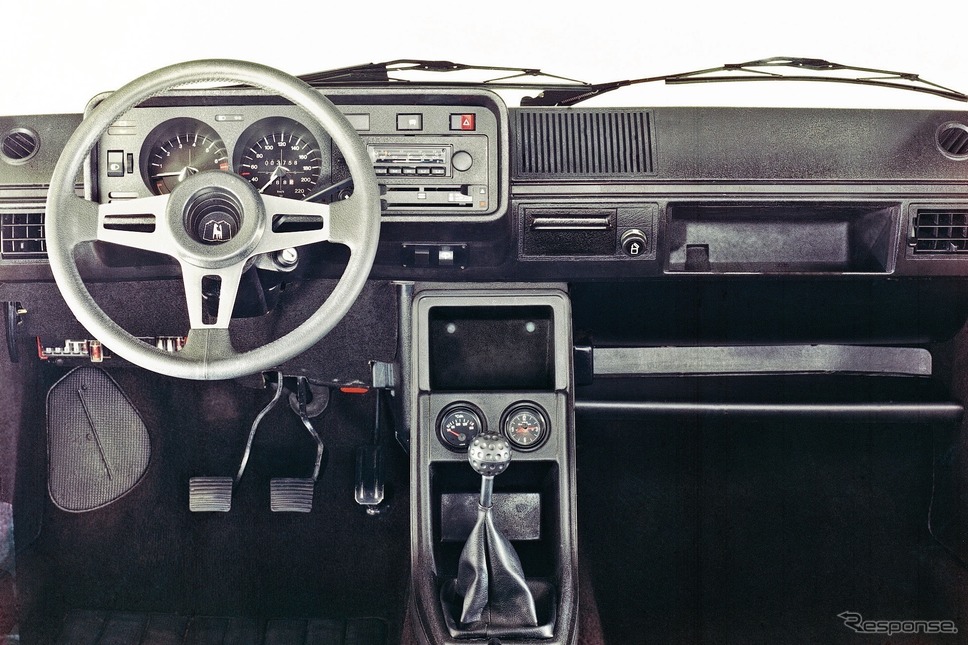 初代VWゴルフGTI(1976年)。3本スポークステアリングホイールは初代から。《photo by VW》