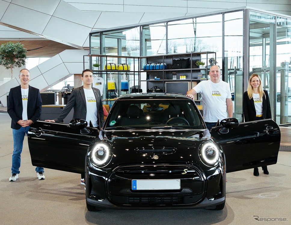 ドイツで2021年に1万台目となるMINIのEVの納車式《photo by MINI》