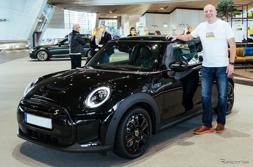 ドイツで2021年に1万台目となるMINIのEVの納車式《photo by MINI》
