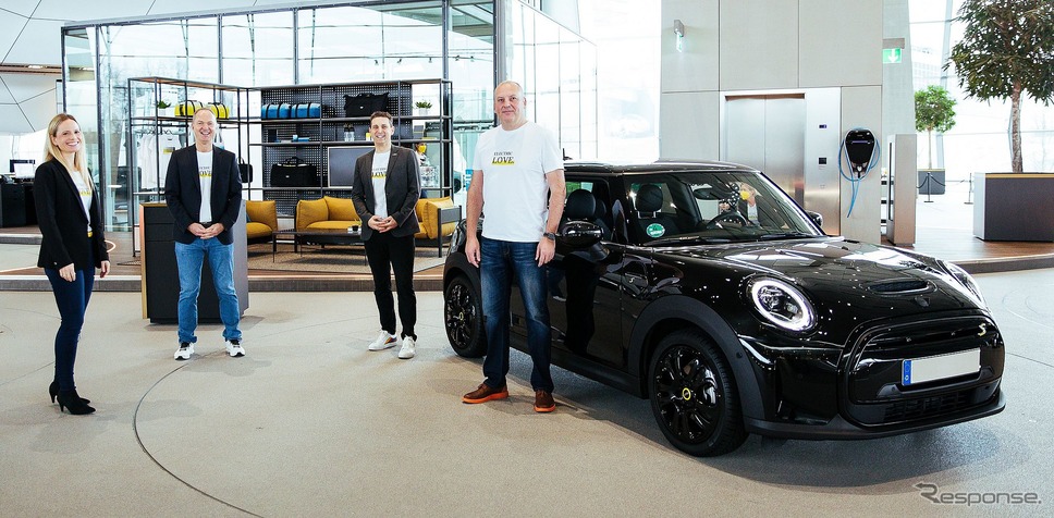 ドイツで2021年に1万台目となるMINIのEVの納車式《photo by MINI》