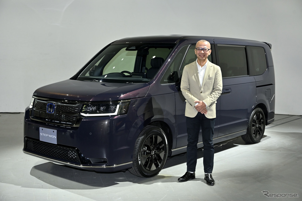 蟻坂チーフエンジニアと新型ステップワゴン《写真撮影 雪岡直樹》