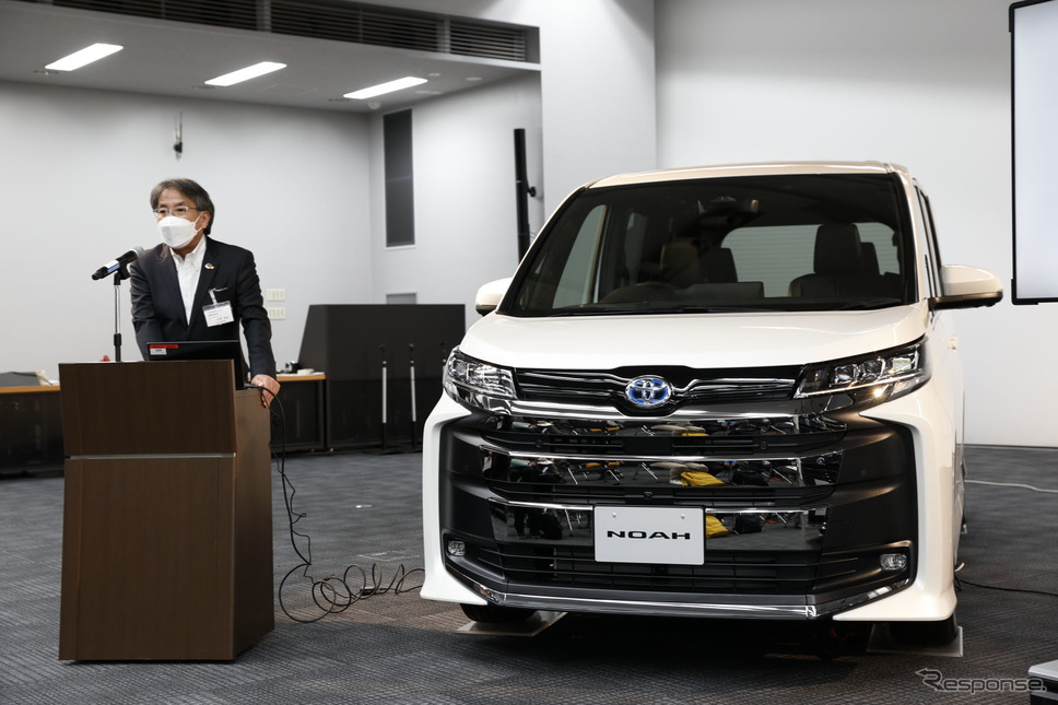 チーフエンジニアのトヨタ車体・水澗英紀氏とトヨタ ノア《写真撮影 南陽一浩》