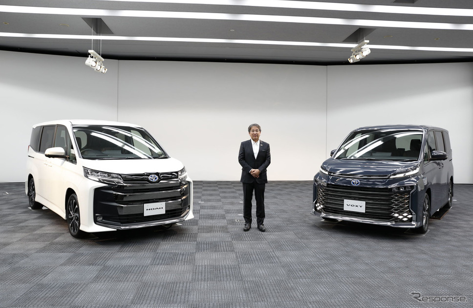チーフエンジニアのトヨタ車体・水澗英紀氏とトヨタ ノア(左)、ヴォクシー(右)《写真撮影 南陽一浩》