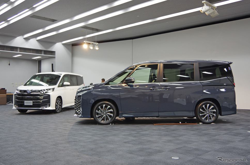 トヨタ ノア 新型(左)とヴォクシー 新型(右)《写真撮影 宮崎壮人》