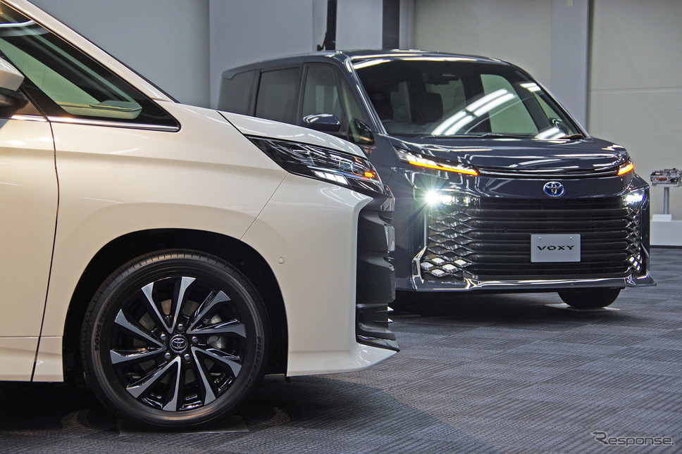 トヨタ ノア 新型(左)とヴォクシー 新型(右)《写真撮影 宮崎壮人》