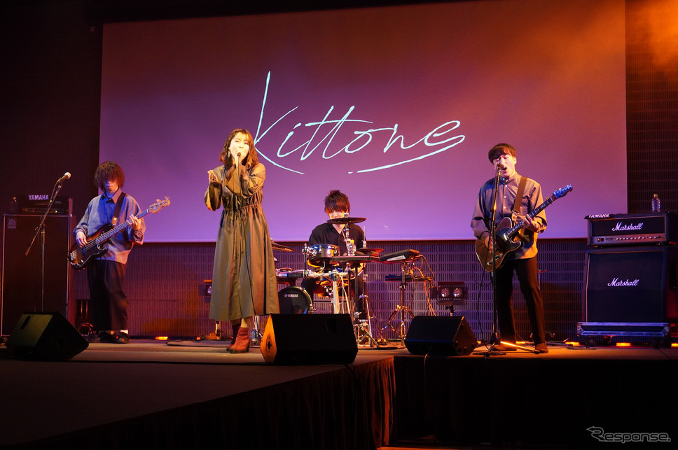 発表会ではもうひとつのコラボとして、新進気鋭のバンド「kittone」のライブもおこなわれた《写真撮影 宮崎壮人》