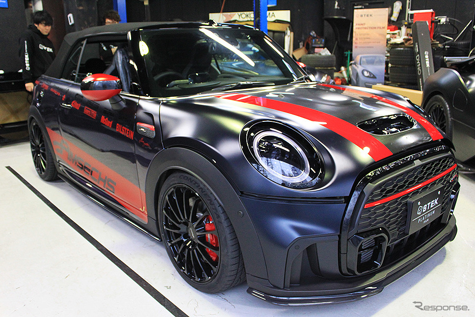 STEKプロテクションフィルム施工中のBMW『MINI JOHN COOPER WORKS』《写真撮影 大野雅人》