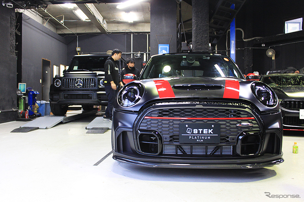 STEKプロテクションフィルム施工中のBMW『MINI JOHN COOPER WORKS』《写真撮影 大野雅人》