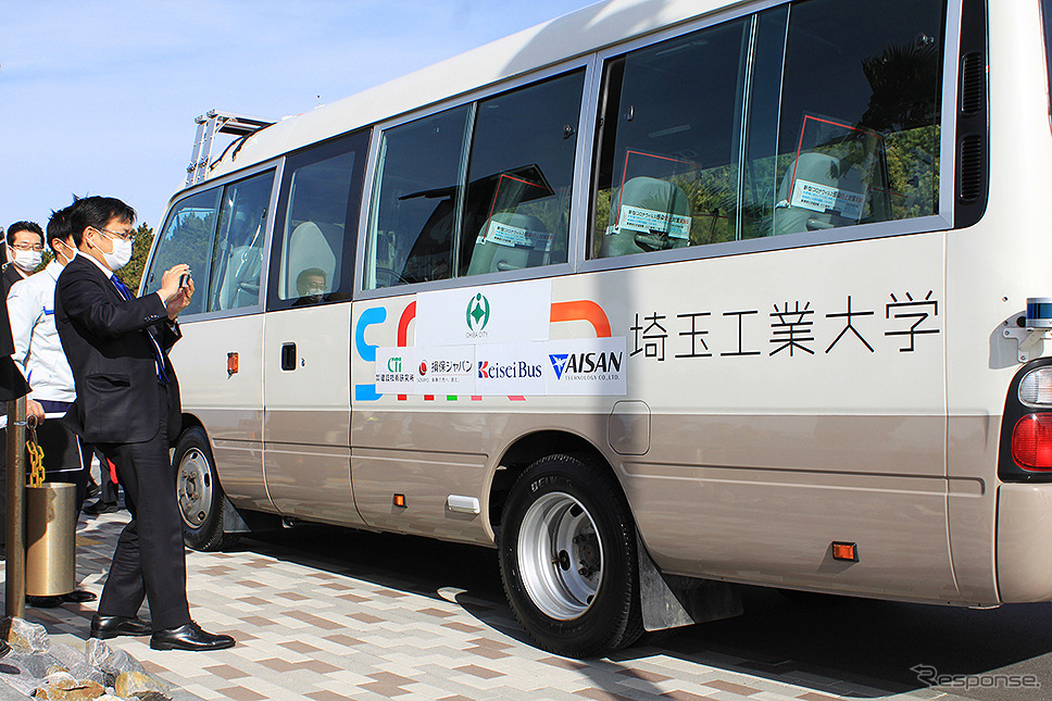 自動運転バス 実証実験に試乗する千葉市 神谷俊一市長《写真撮影 大野雅人》