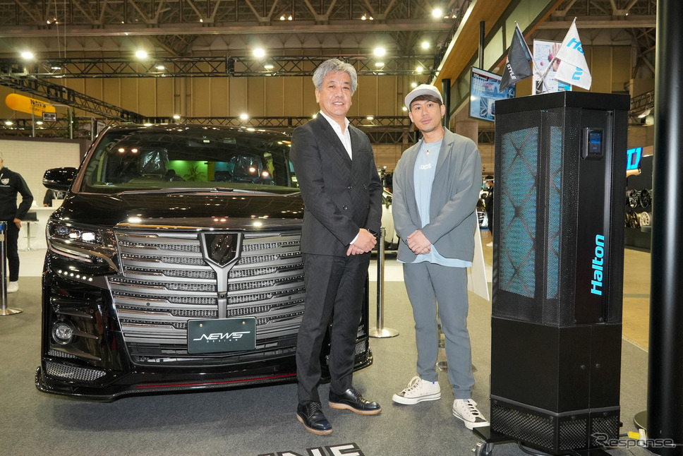 AlpineF#1Statusアンバサダーのケミストリー川畑(向かって右)とハルトン社町井社長(東京オートサロン2022)《写真提供 アルパインニューズ》