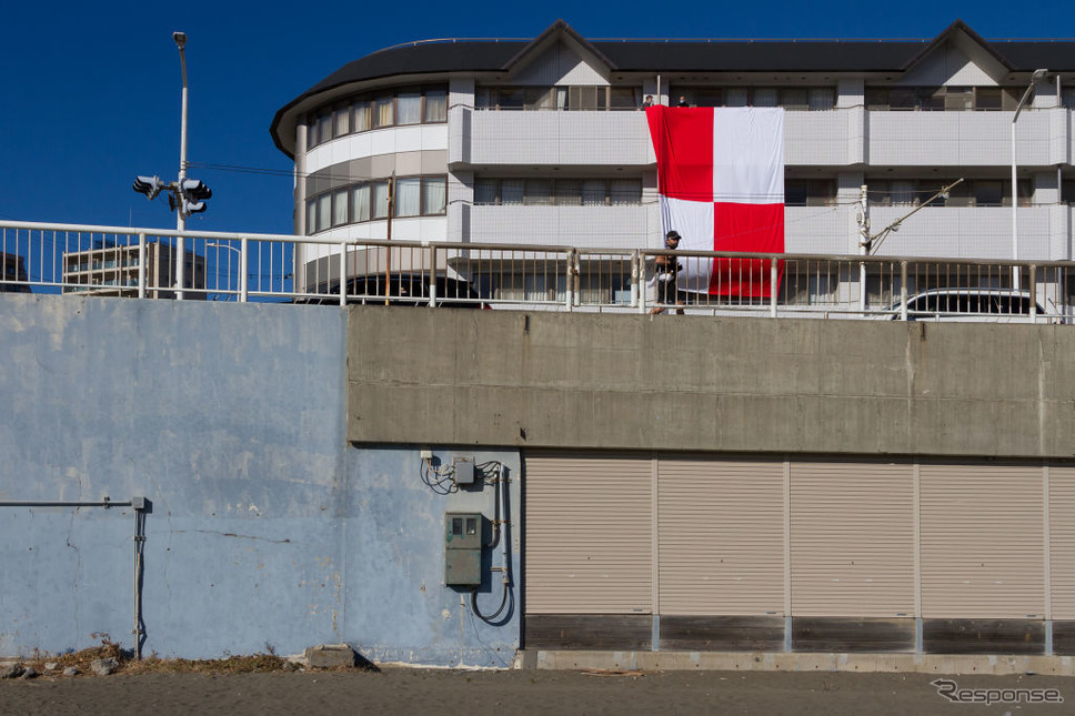 江ノ島海岸（神奈川県）に掲示された信号旗：貴船の進路に危険あり、と津波への警戒（1月16日）《Photo by Damon Coulter/SOPA Images/LightRocket via Getty Images)/ゲッティイメージズ》