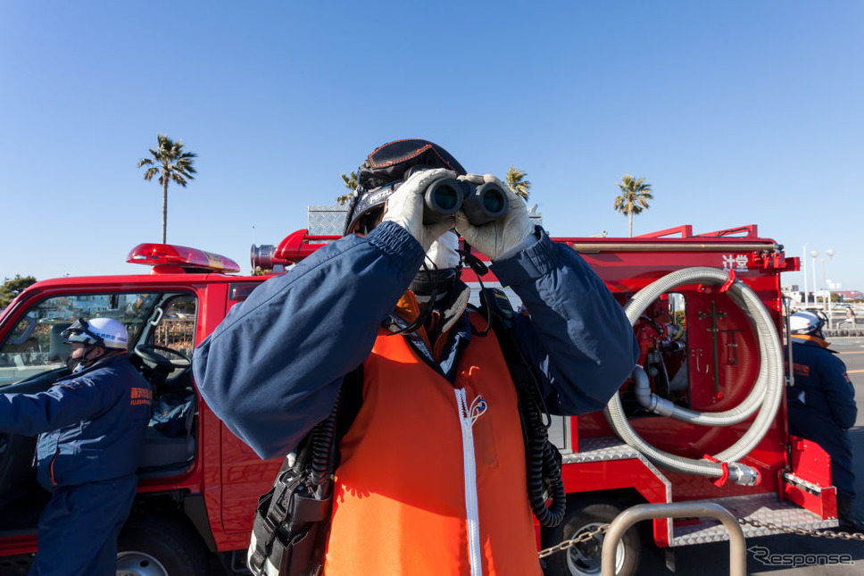 江ノ島海岸（神奈川県）を警戒する消防隊員《Photo by Damon Coulter/SOPA Images/LightRocket via Getty Images)/ゲッティイメージズ》