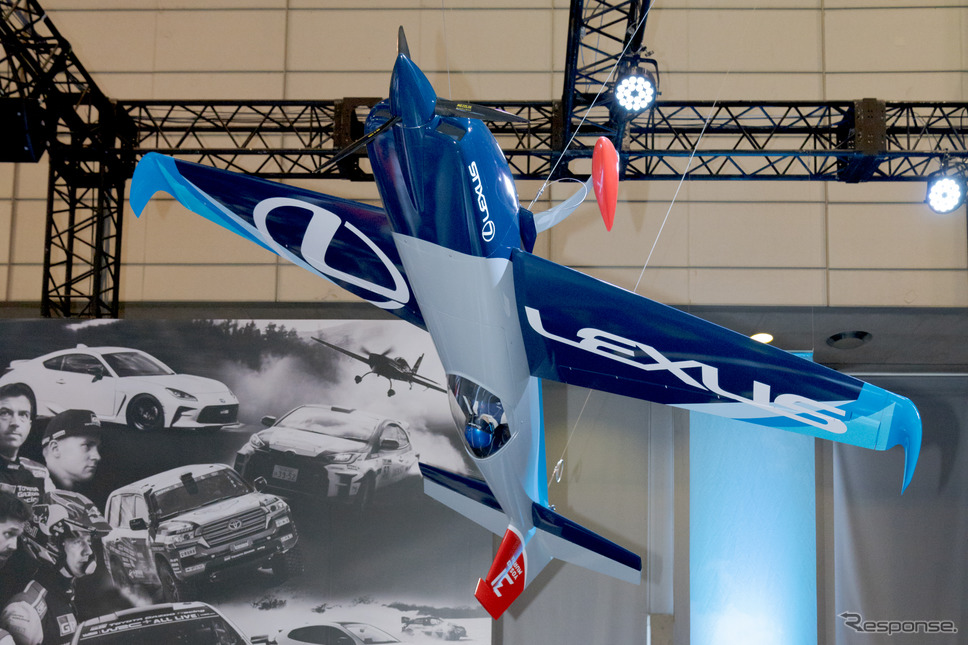Zivko Edge540 V3（3分の1スケールモデル）：主翼にLEXUSのロゴが大きく入り、アクロバット飛行の際にはとても目立つ。（東京オートサロン2022）《写真撮影 関口敬文》